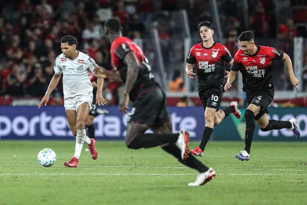 Athletico-PR vence e afundando o Santos na zona de rebaixamento do Brasileirão