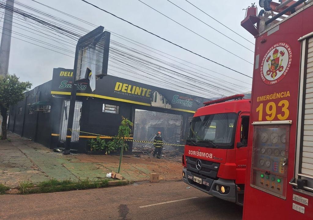 Corpo de Bombeiros extingue incêndio de grandes proporções em empresa de pneus