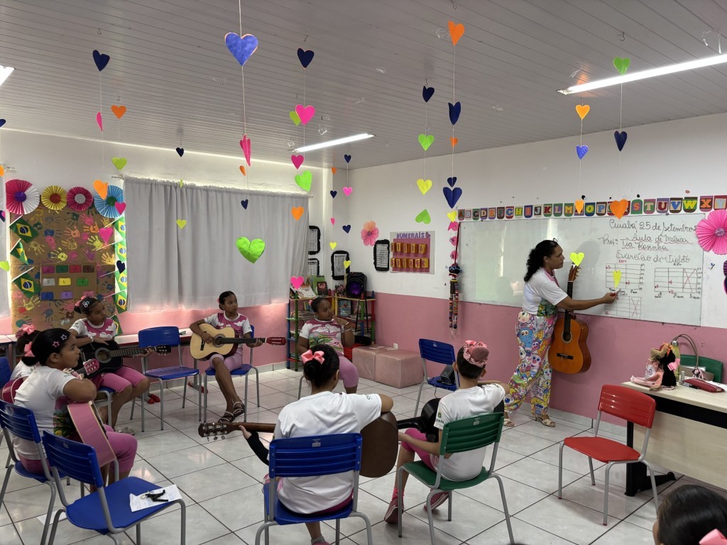 Simininas aprendem Libras e violão em aulas que unem música e inclusão