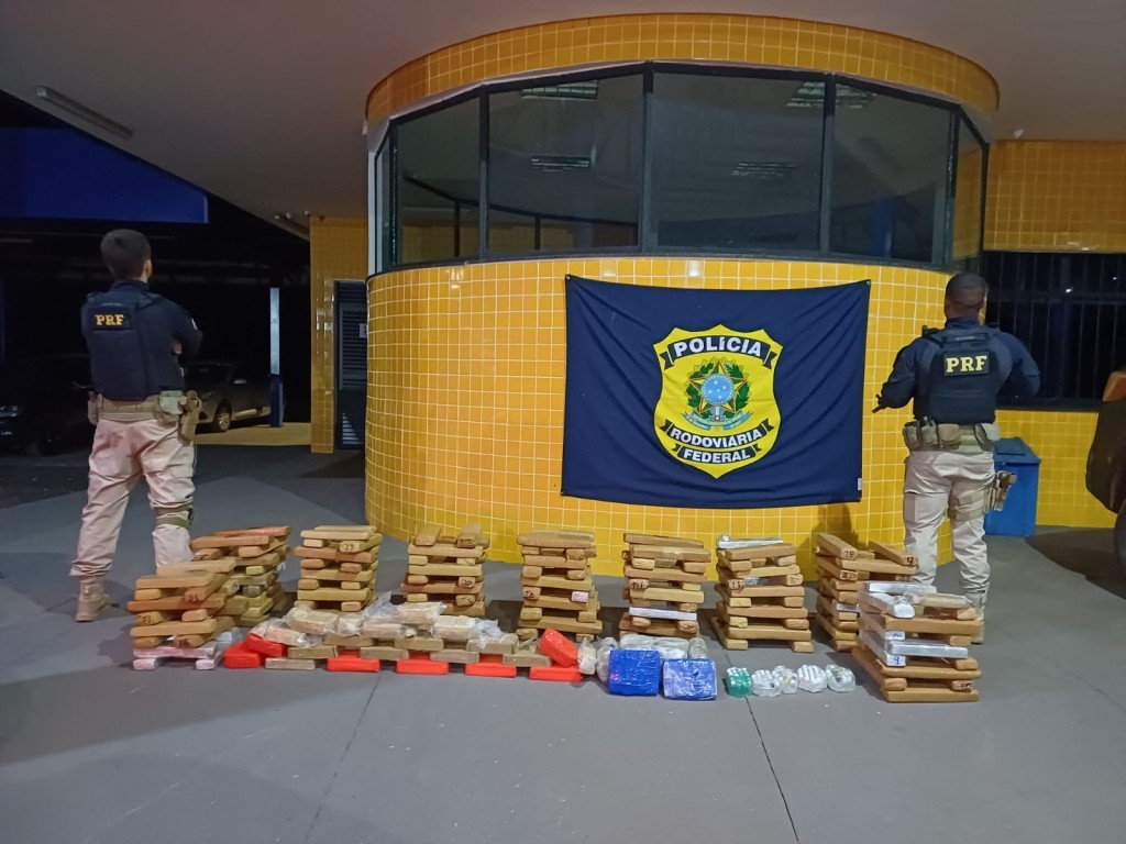 PRF apreende drogas e recupera veículo roubado durante a Operação Fronteira em Barra do Garças (MT)