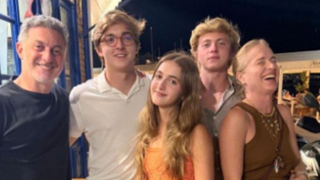 Angélica e Luciano Huck abrem álbum de fotos em férias com família na Grécia