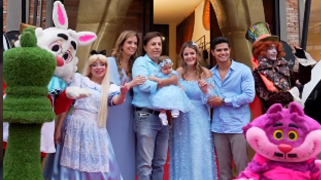 Neta de Tom Cavalcante tem festa de 1 ano inspirada em Alice no País das Maravilhas
