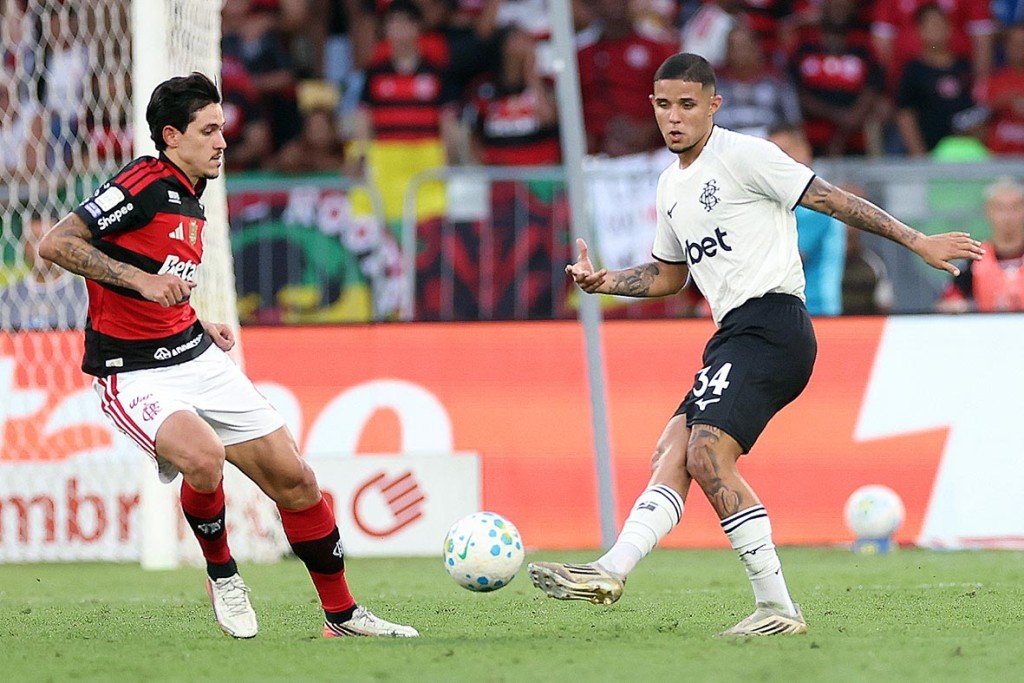 Flamengo vence Botafogo no Maracanã e se aproxima da liderança do Brasileirão