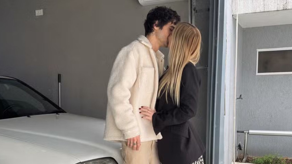Fiuk surge aos beijos com loira misteriosa e agita internautas na web: ‘Novo amor?’