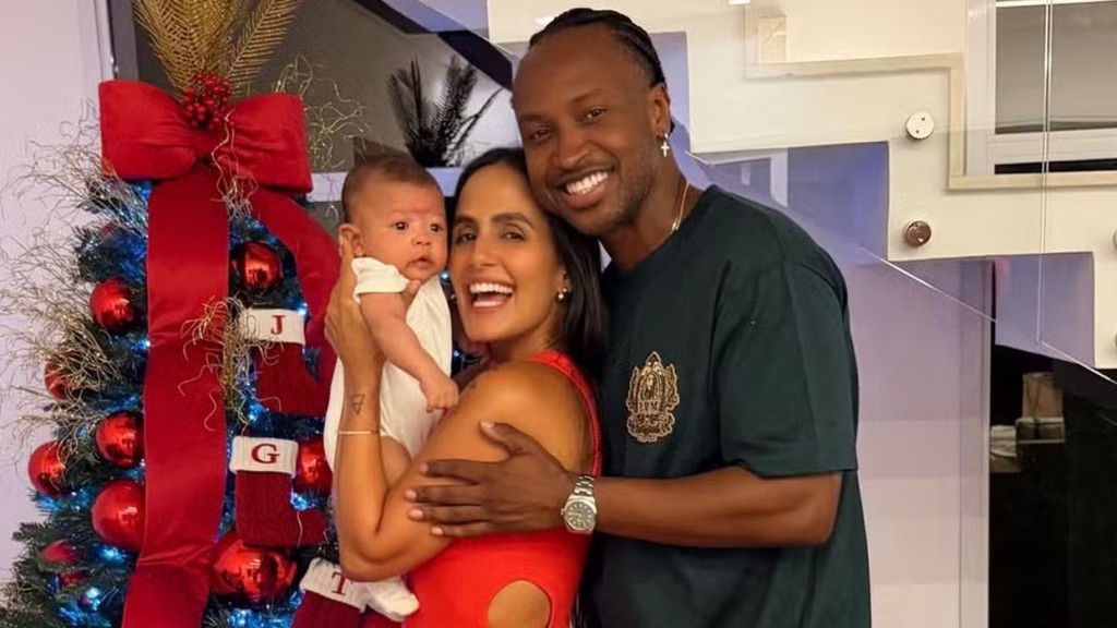 Carol Peixinho e Thiaguinho combinam looks no primeiro Natal com o filho: ‘Grife’