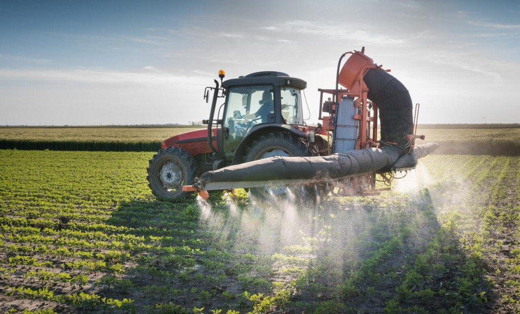 Uso de agrotóxicos no Brasil segue em alta, apesar da queda na receita