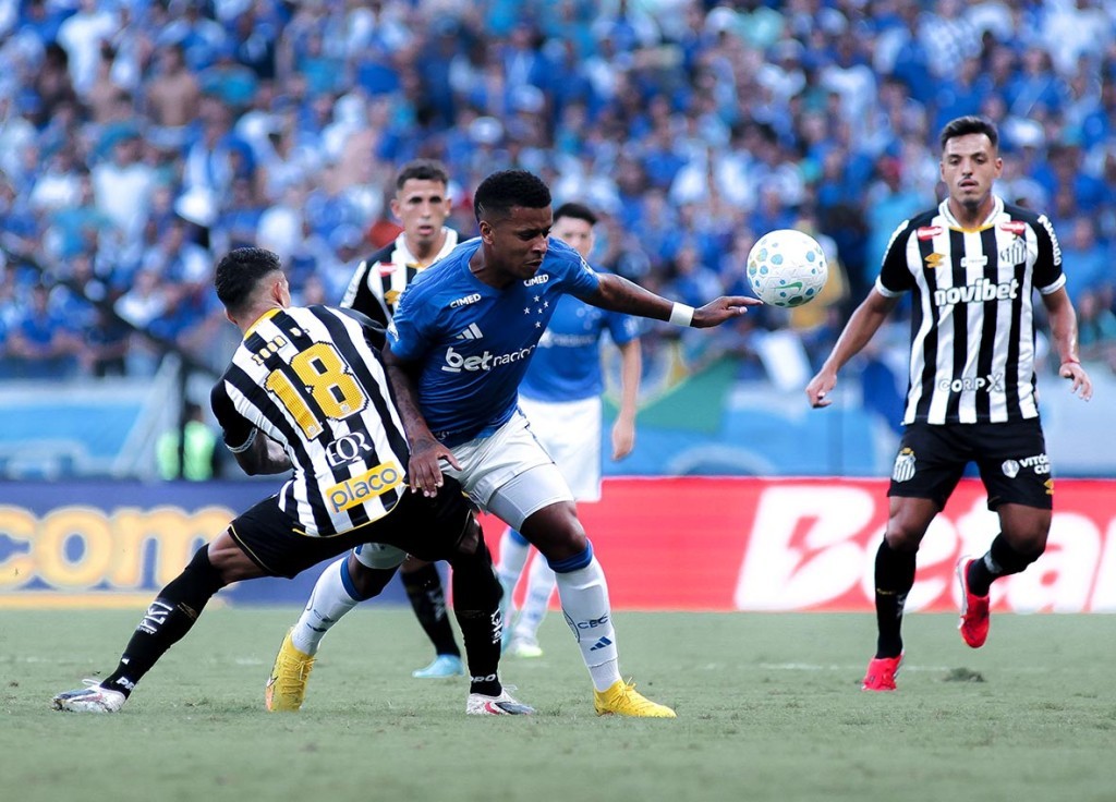 Cruzeiro e Santos ficam no empate sem gols no retorno de Cuca ao Peixe