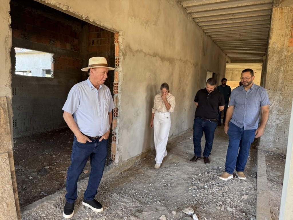 Obras de nova UBS no Nico Baracat avançam; prefeito faz nova vistoria