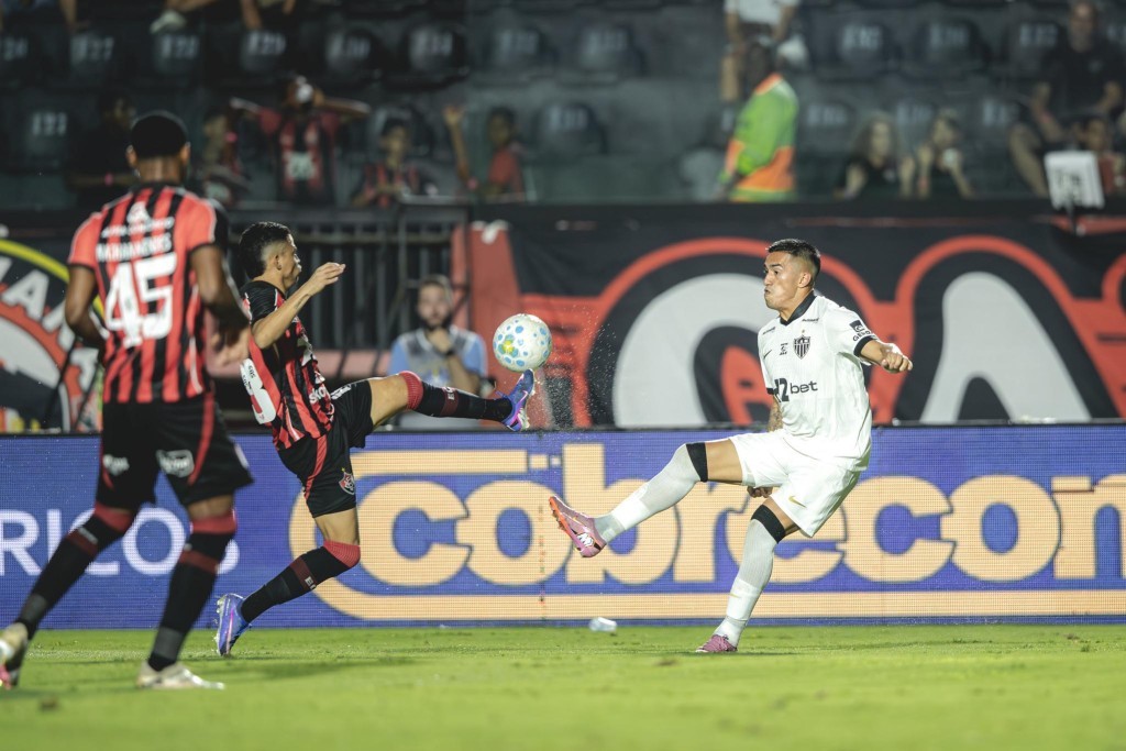 Vitória vence Atlético-MG no Barradão; Galo se aproxima da Z4