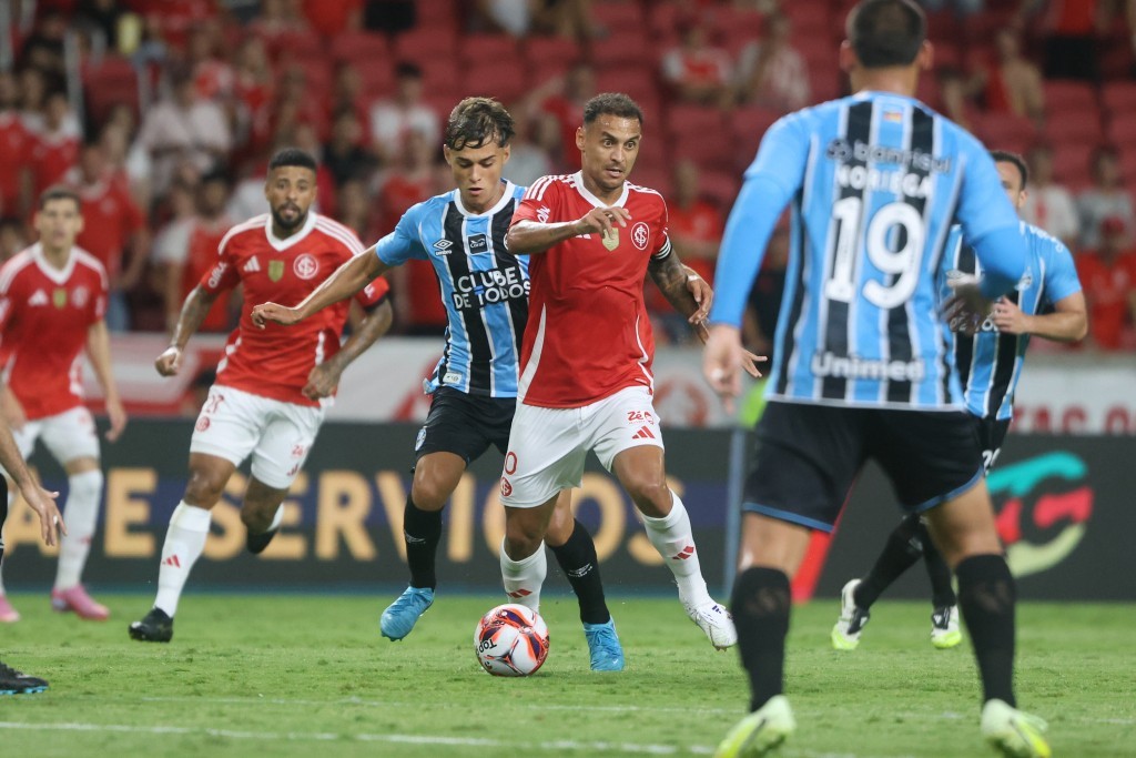 Internacional vence Gre-Nal de virada e mantém liderança no Gauchão