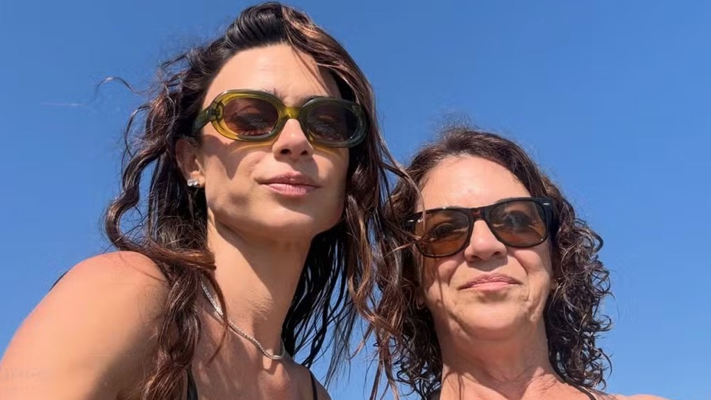 Thaila Ayala curte praia na Itália com a mãe e compartilha cliques de biquíni: ‘Lindas’