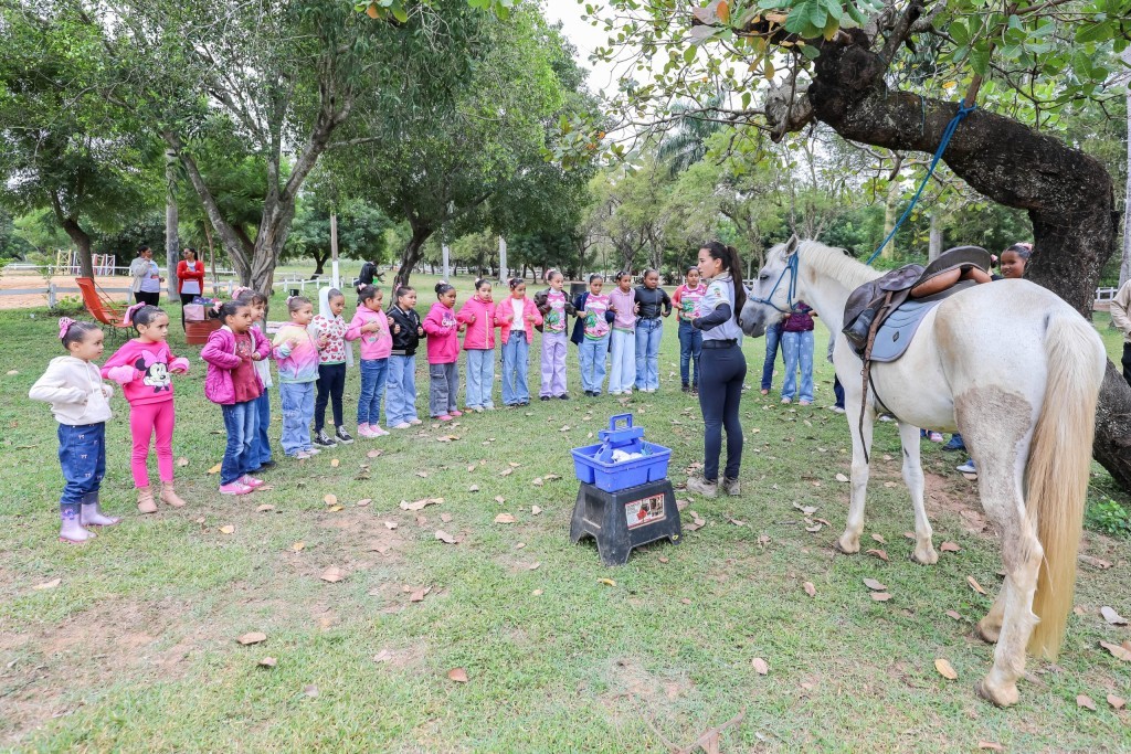 Projeto "Dia do Rancho" proporciona experiência rural e passeio a cavalo para Simininas