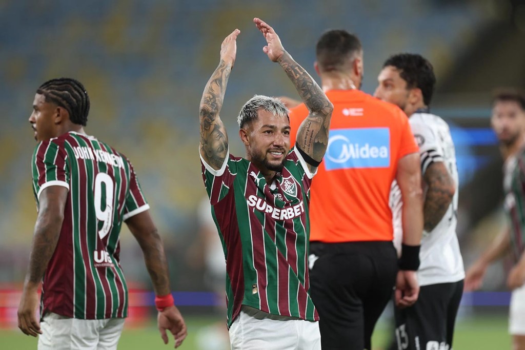 Fluminense vence o Botafogo no Maracanã e entra no G-4