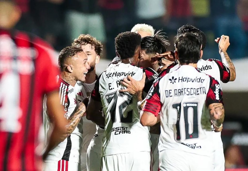Flamengo vence o Vitória por 2 a 1 e conquista a primeira vitória no Brasileirão