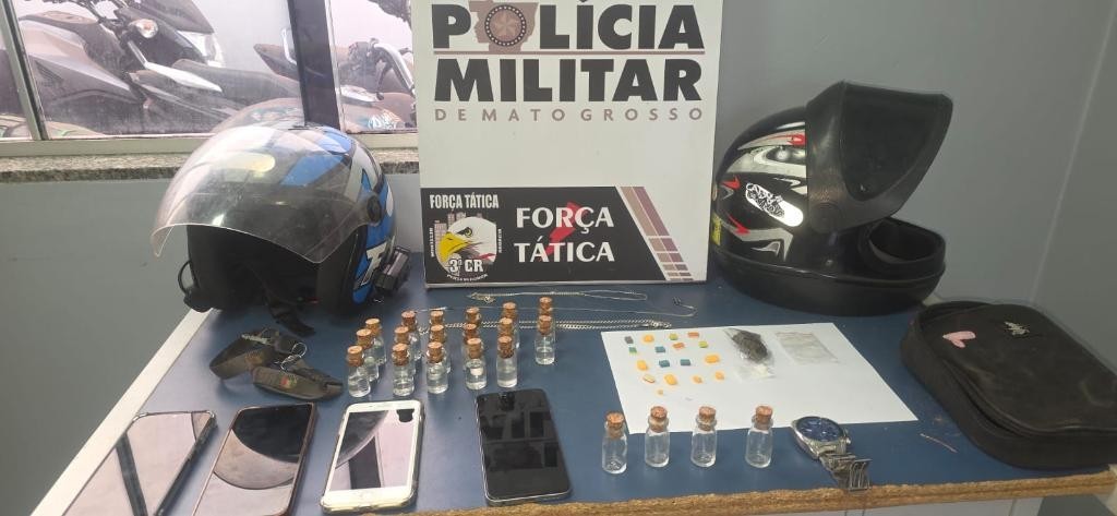 Força Tática prende quatro homens e apreende frascos de "loló" e comprimidos de ecstasy