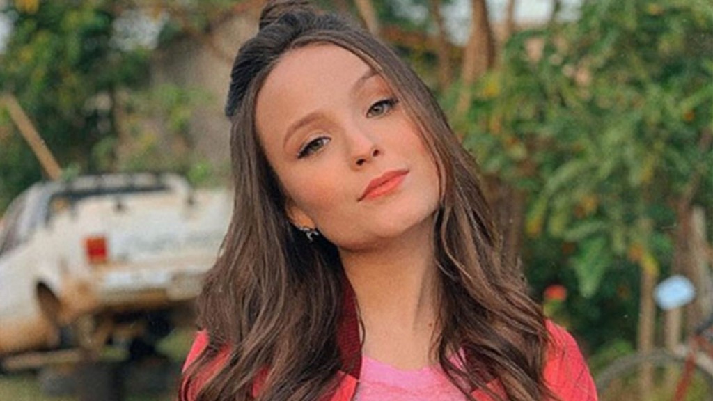 Larissa Manoela revela curiosidades sobre personagens e mostra lembranças delas