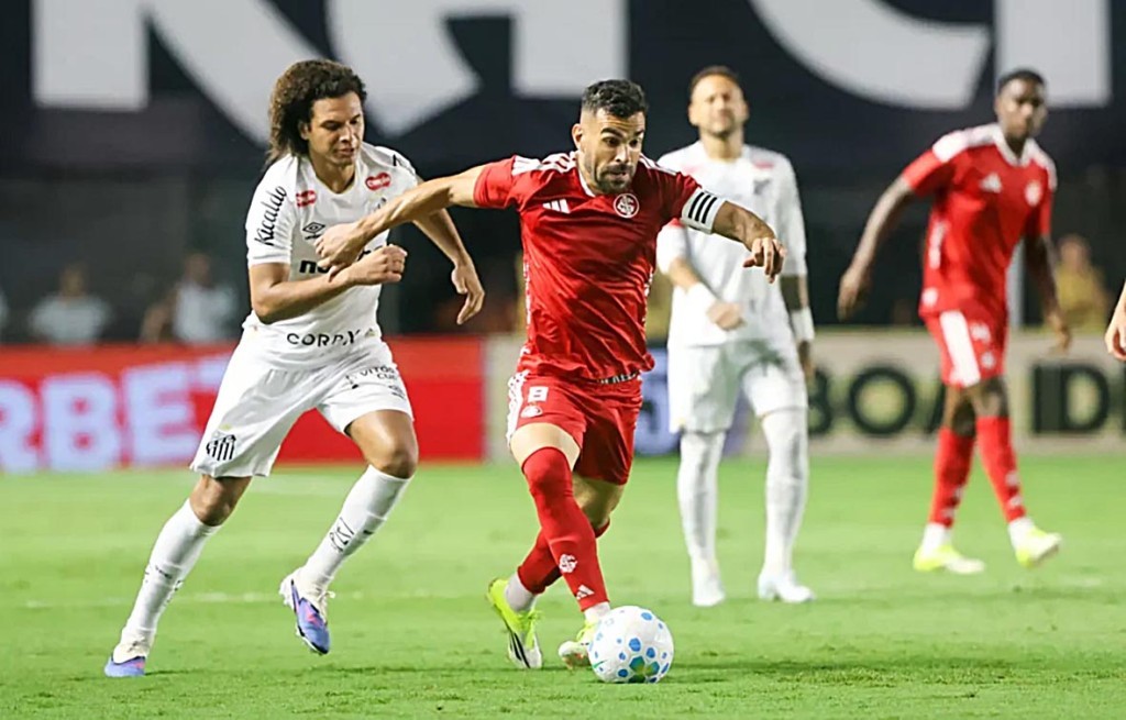 Internacional conquista primeira vitória no Brasileirão sobre Santos de Neymar