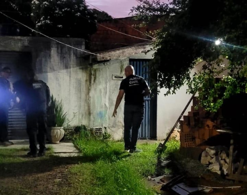 Polícia Civil cumpre mandados em investigação de furto de motocicleta em concessionária em Várzea Grande