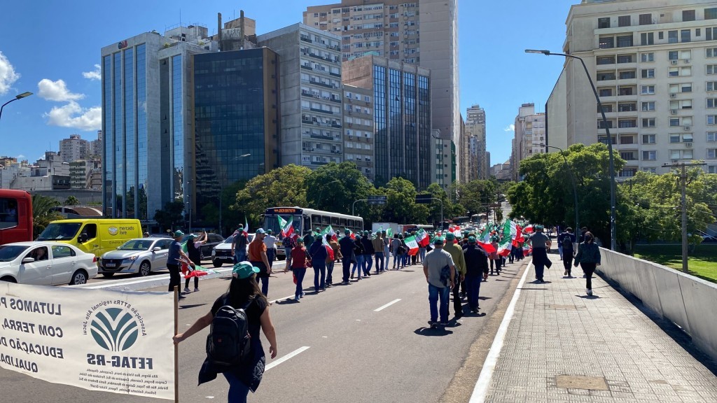 Produtores fazem protesto contra o endividamento rural e exigem providências