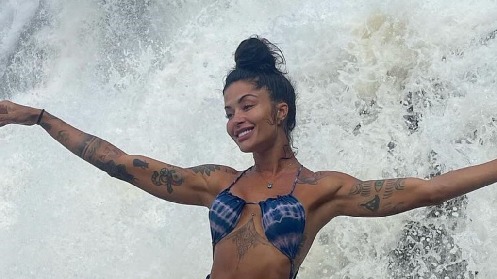 Aline Campos renova energias em cachoeira paradisíaca e faz reflexão: ‘Vc merece!’