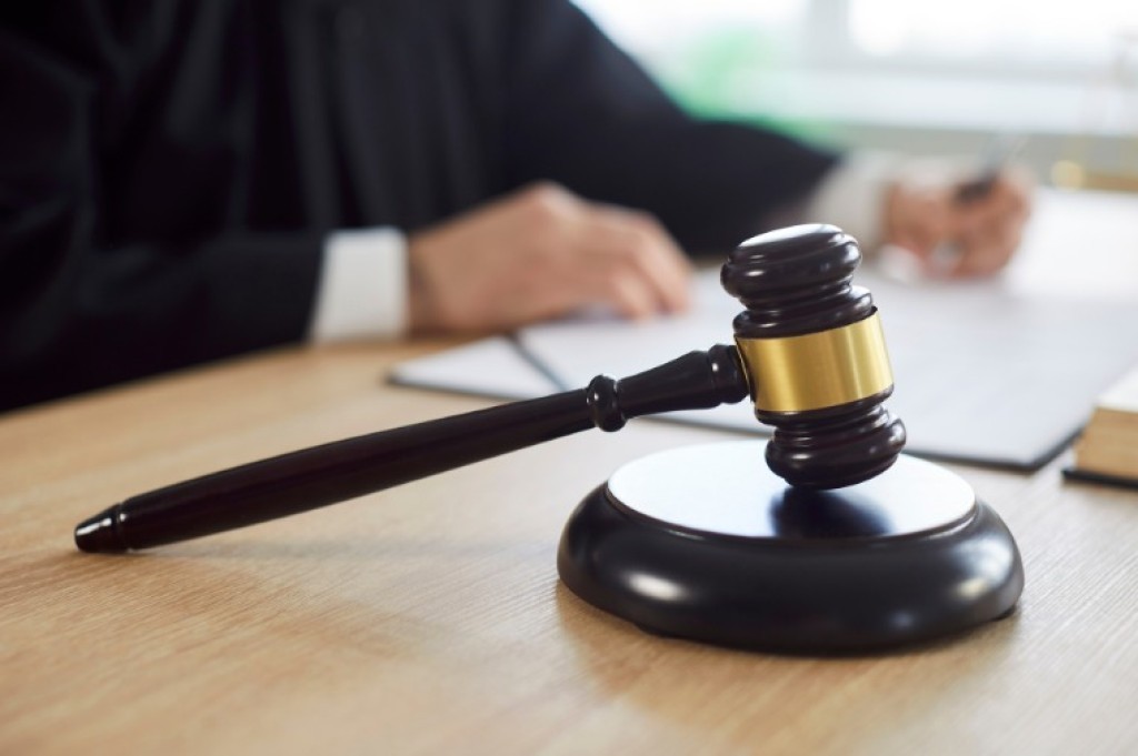 Homem é condenado por tentar matar namorada com chutes e socos