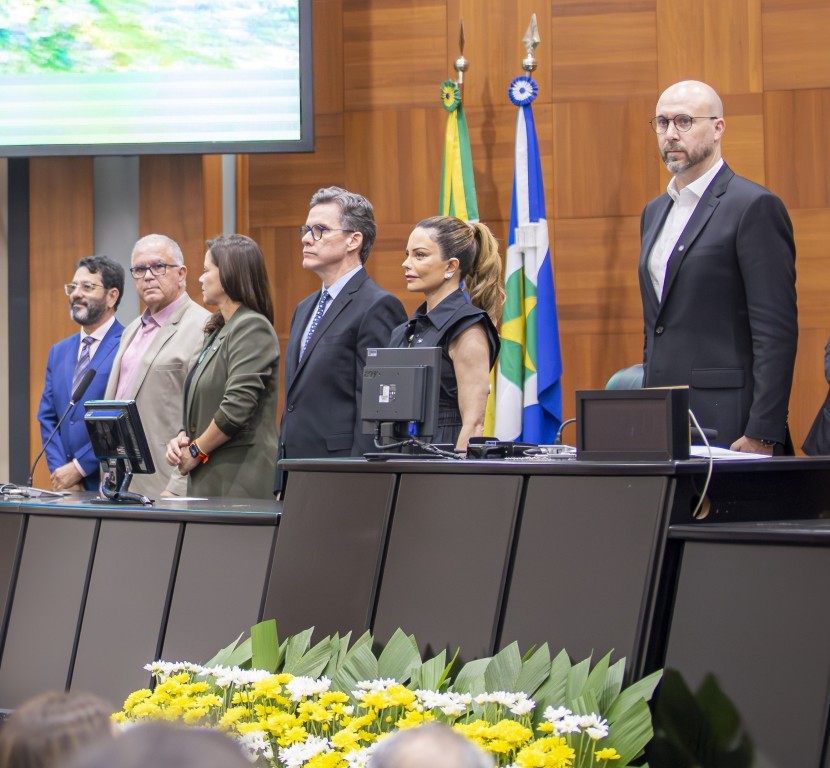 Secretários de Estado recebem comendas na ALMT