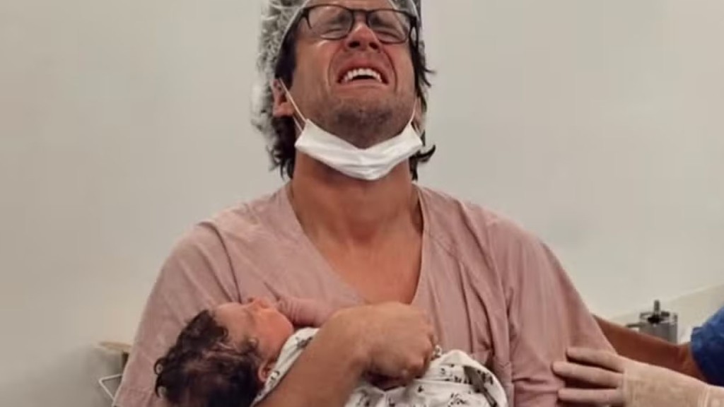 Gil Coelho se emociona ao segurar a filha pela primeira vez: ‘Dentro de mim desabou’