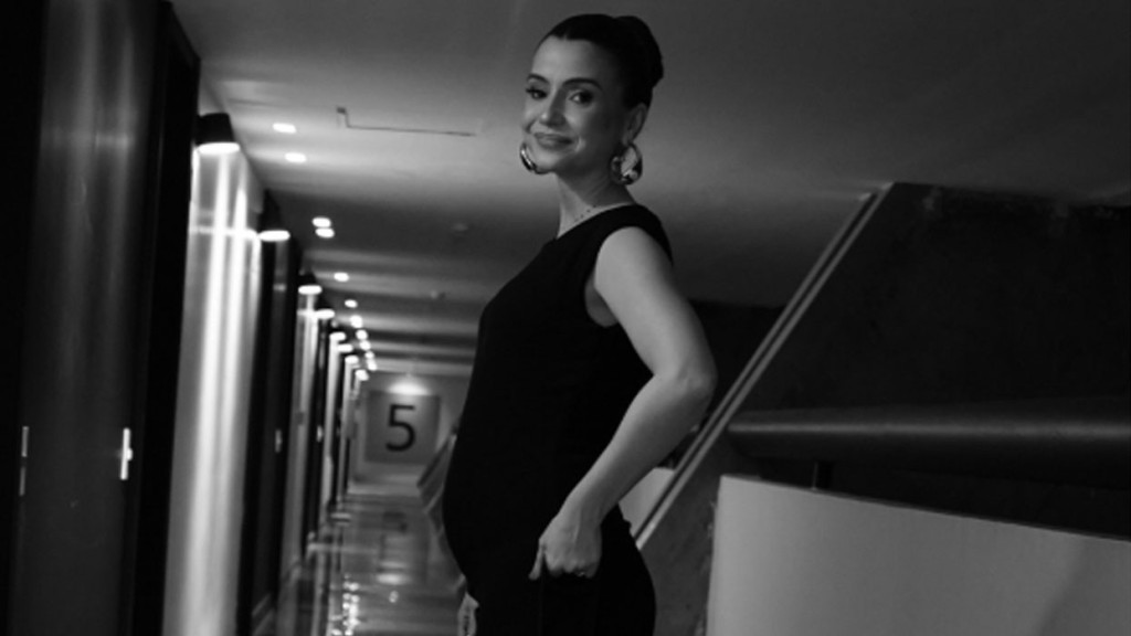Esposa de Hugo Moura exibe barriguinha de grávida em vestido justinho: ‘Dia feliz’