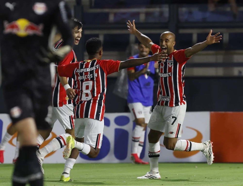 São Paulo despacha Bragantino e avança às semifinais do Paulistão 