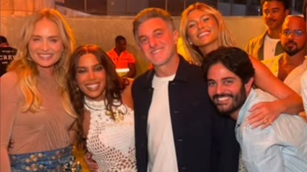 Lívia Andrade celebra quatro anos no Domingão com Huck: ‘4 anos que cheguei’