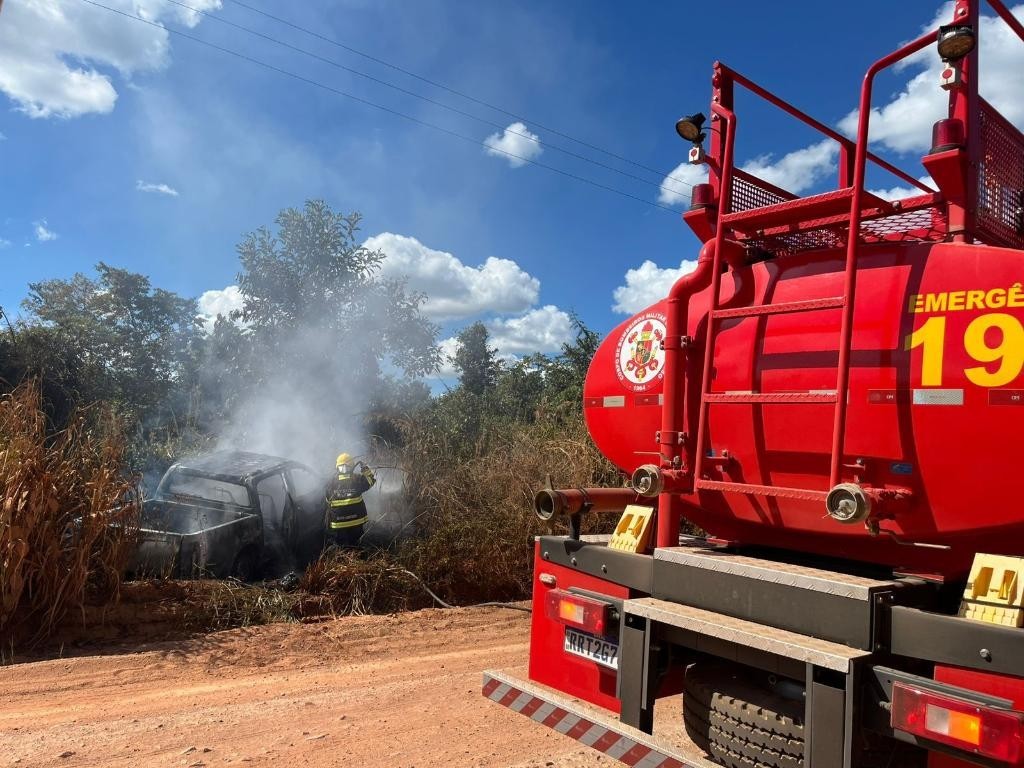 Corpo de Bombeiros atende ocorrência de acidente de trânsito seguida de incêndio veicular