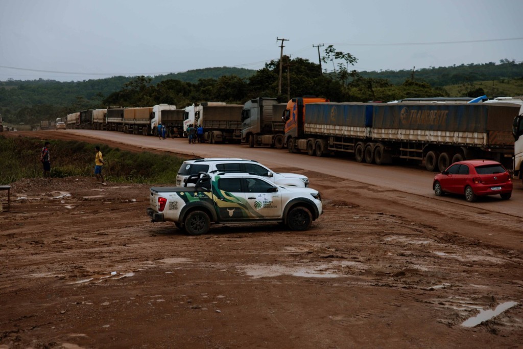 Fila de 25 km na BR-163 expõe gargalo no escoamento da soja pelo Arco Norte
