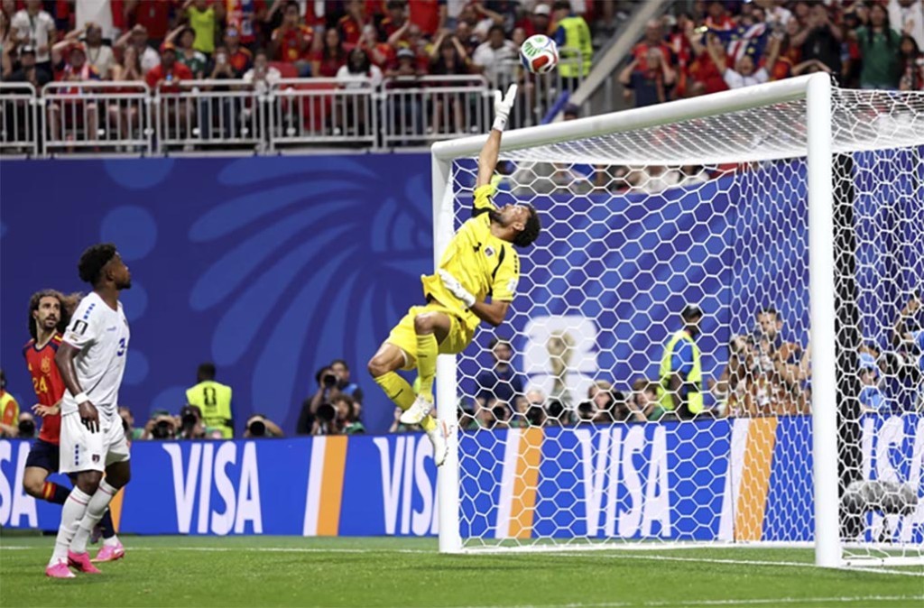 Espanha decepciona em estreia e para no goleiro de Cabo Verde