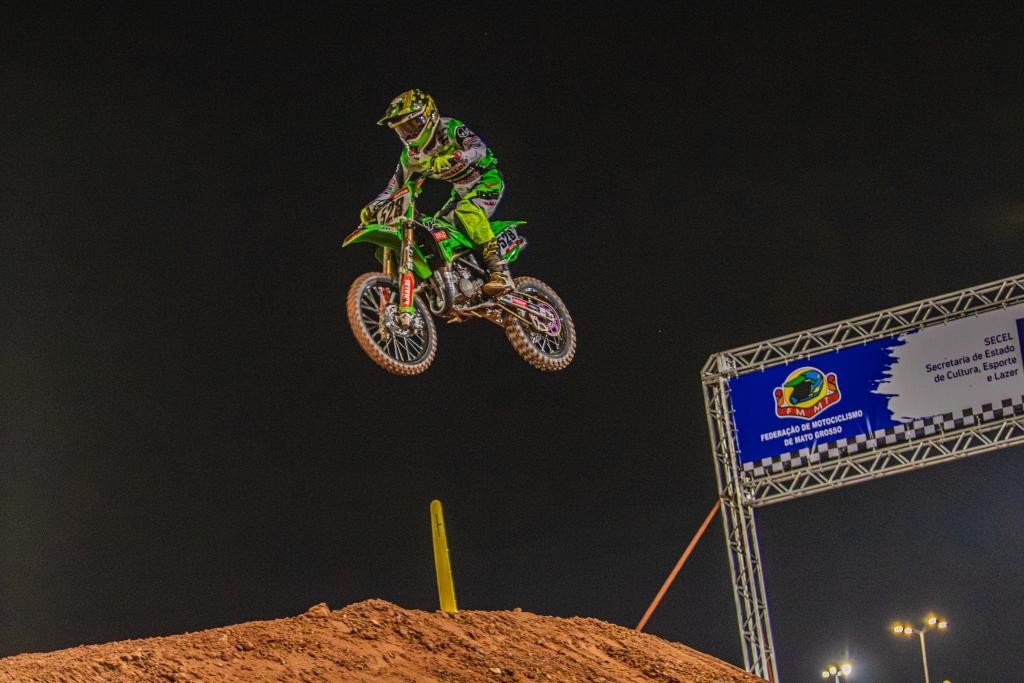 Primeira corrida noturna do MX1GP Brasil lota Parque Novo Mato Grosso e movimenta economia