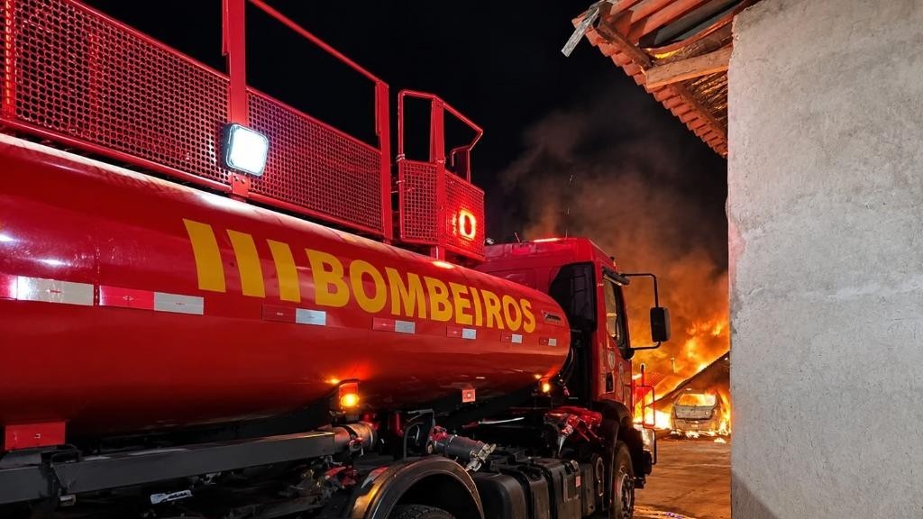 Bombeiros extinguem incêndio em três veículos em Guarantã do Norte