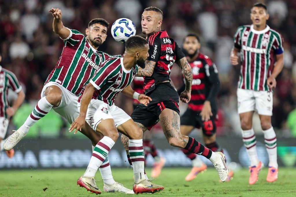 Fluminense vence Fla-Flu com falha de Rossi, freia o líder e incendeia o Brasileirão