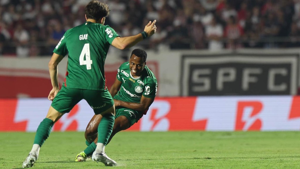 Palmeiras vence o São Paulo no MorumBIS e assume liderança isolada do Brasileirão