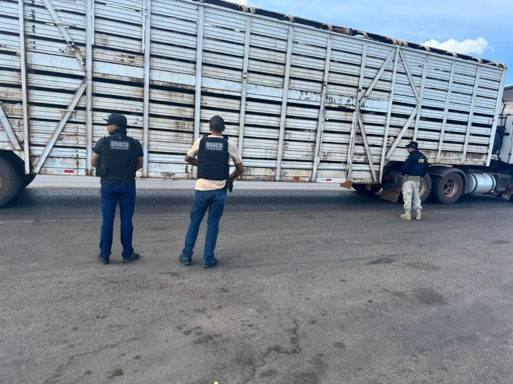 Polícia Civil e PRF apreendem caminhão carregado de alimentos pertencente a facção criminosa em Cáceres