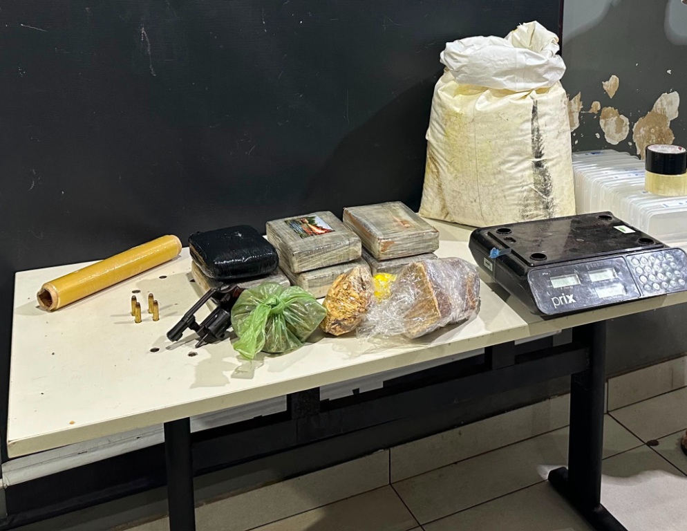 Polícia Militar prende homem com revólver e seis tabletes de cocaína e pasta base