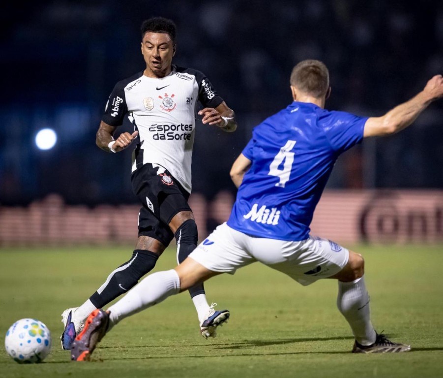 Corinthians vence o Barra e abre vantagem na Copa do Brasil