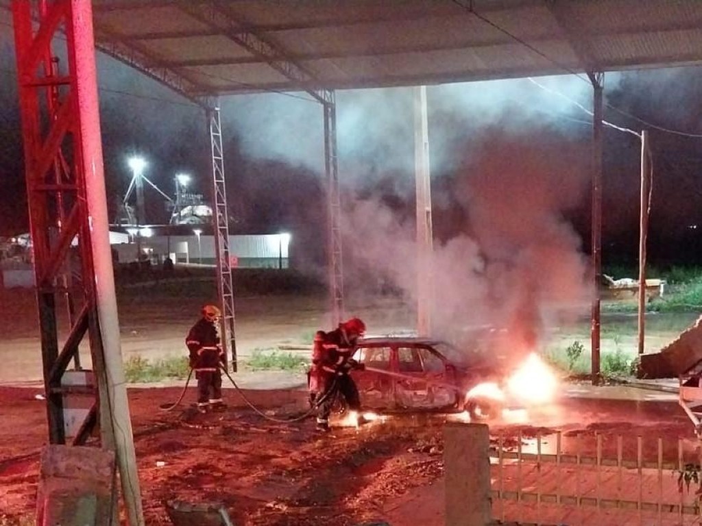 Corpo de Bombeiros combate incêndio em carro e motocicleta às margens da BR-174