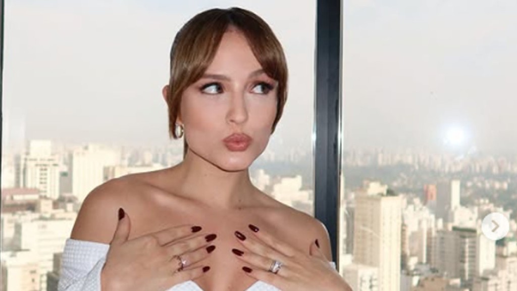 Larissa Manoela se despede de agosto com cliques e declaração para setembro: ‘Lindo’