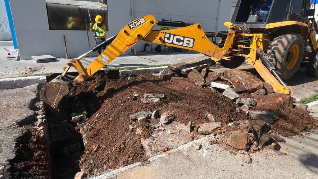 Prefeitura de Cuiabá substitui grelhas por bocas de lobo na região da Praça da Mandioca