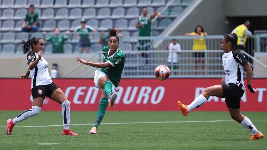 Palmeiras goleia Corinthians por 5 a 1 e põe mão na Taça do Paulistão Feminino