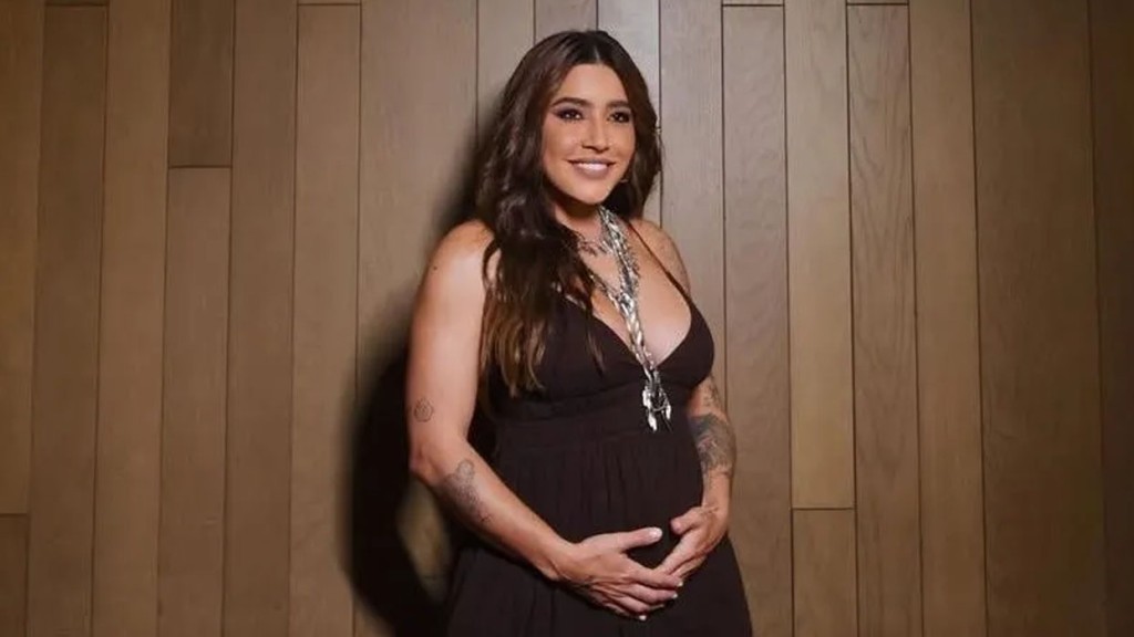 Lauana Prado mostra bebê chutando na barriga e declara: ‘Meu jogador favorito’