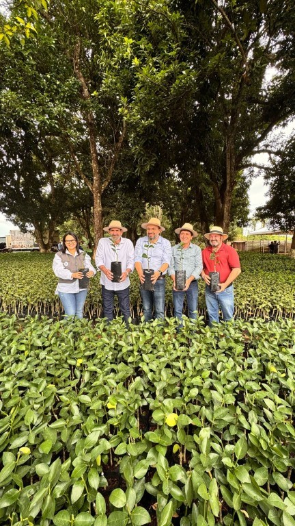 Dr. João destaca potencial do Brasil para agricultura familiar durante entrega de mudas e cessão de área