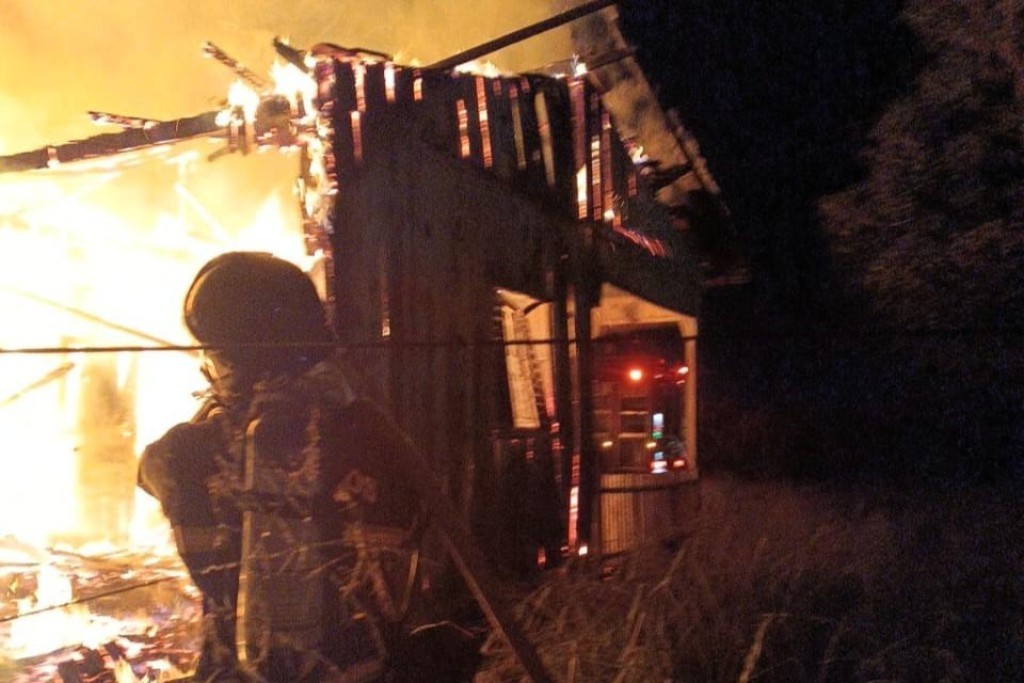 Corpo de Bombeiros extingue incêndio residencial no bairro Setor Industrial
