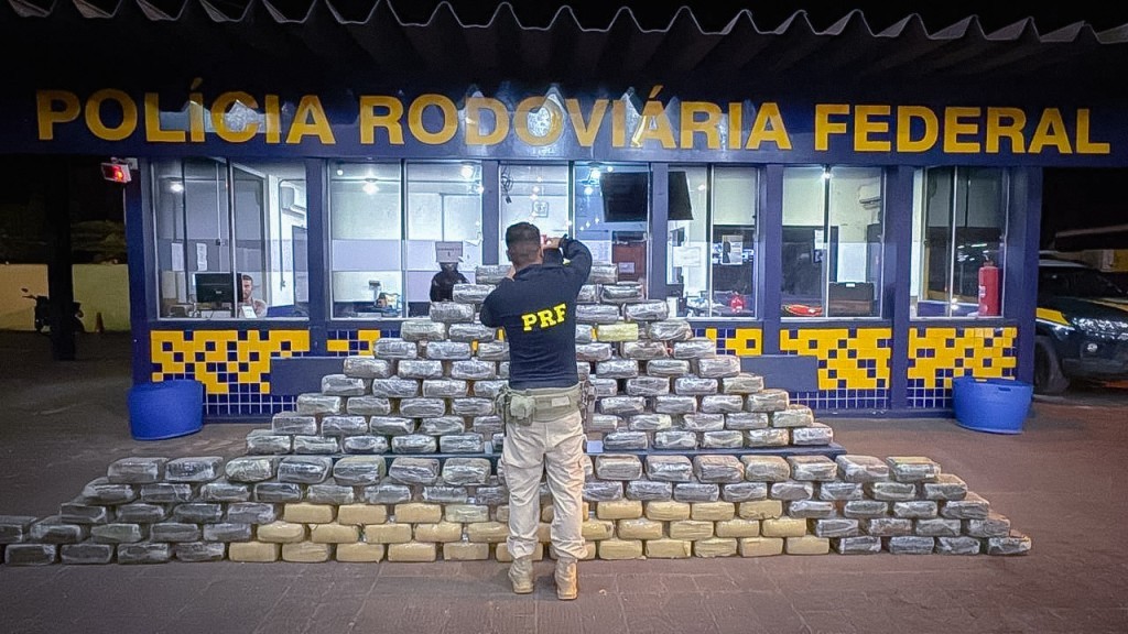 PRF apreende cerca de meia tonelada de skunk em fundo falso de caminhão na BR-364 em Rondonópolis