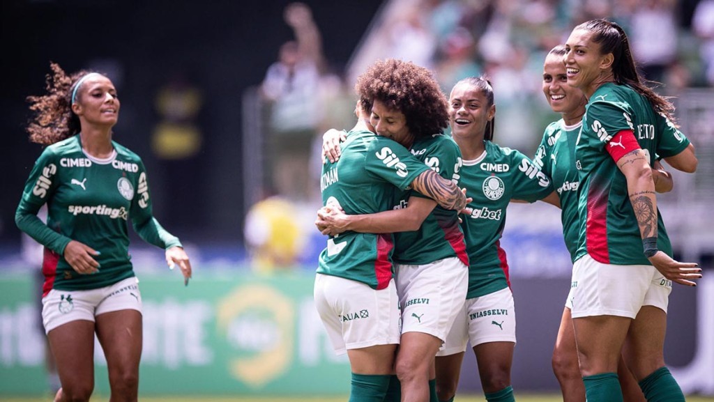 Palmeiras goleia Vitória por 6 a 0 e mantém liderança impecável no Brasileirão Feminino