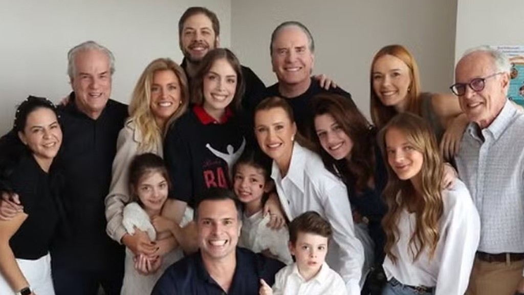 Fabiana Justus celebra fim da quimioterapia com festa surpresa da família: ‘Acabou’